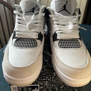 Air Jordan 4 Retro Military Black Men’s size 9.5    NEW